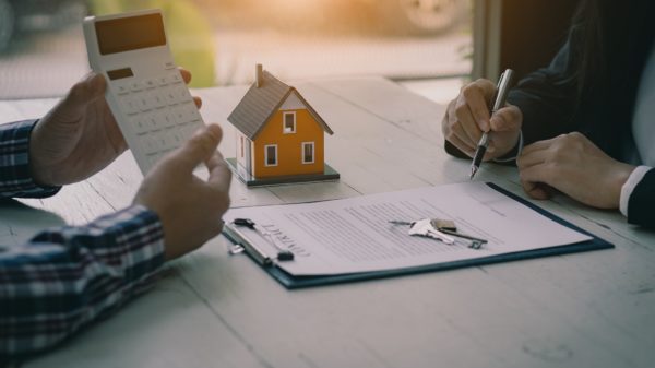 Real estate professionals offer their clients contracts to discuss home purchases