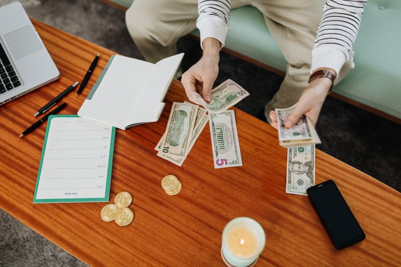 A person budgeting money in a coffee table